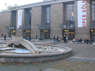 L'Opera de Cologne dominant la Place Offenbach